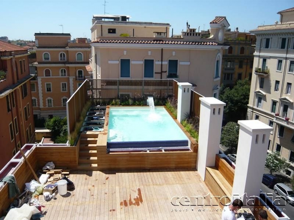 Piscina sul tetto di un attico