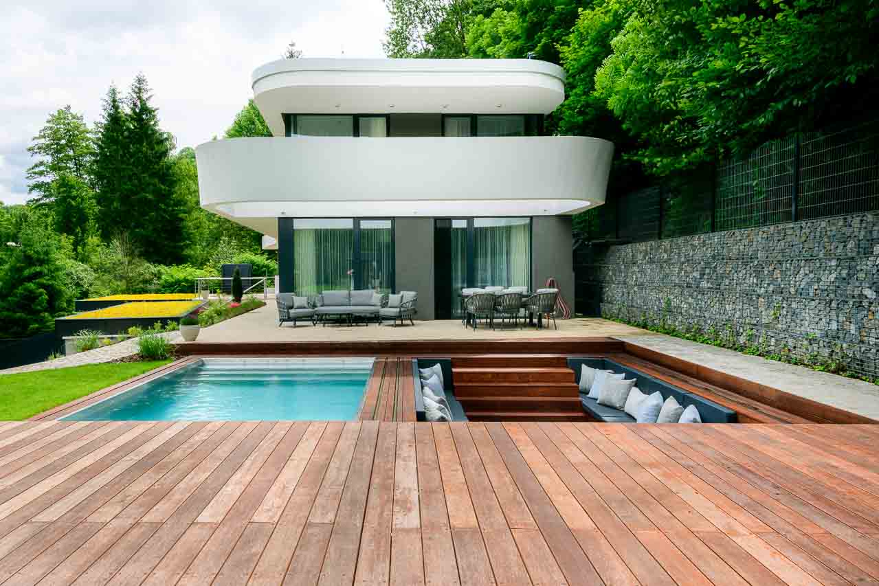 Piscina con pavimento scorrevole in villa lussuosa