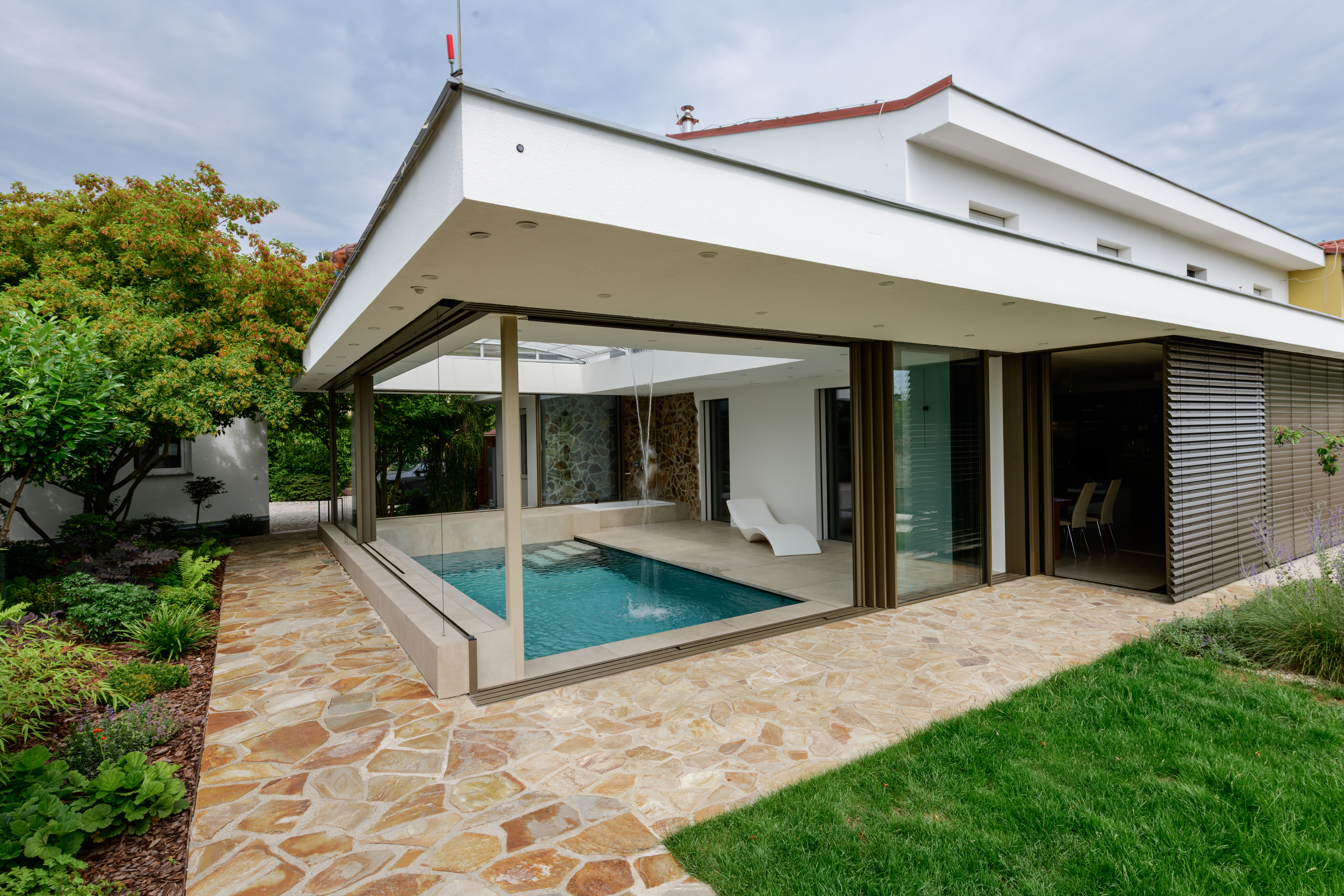 Piscina in villa di lusso con fondo rialzabile
