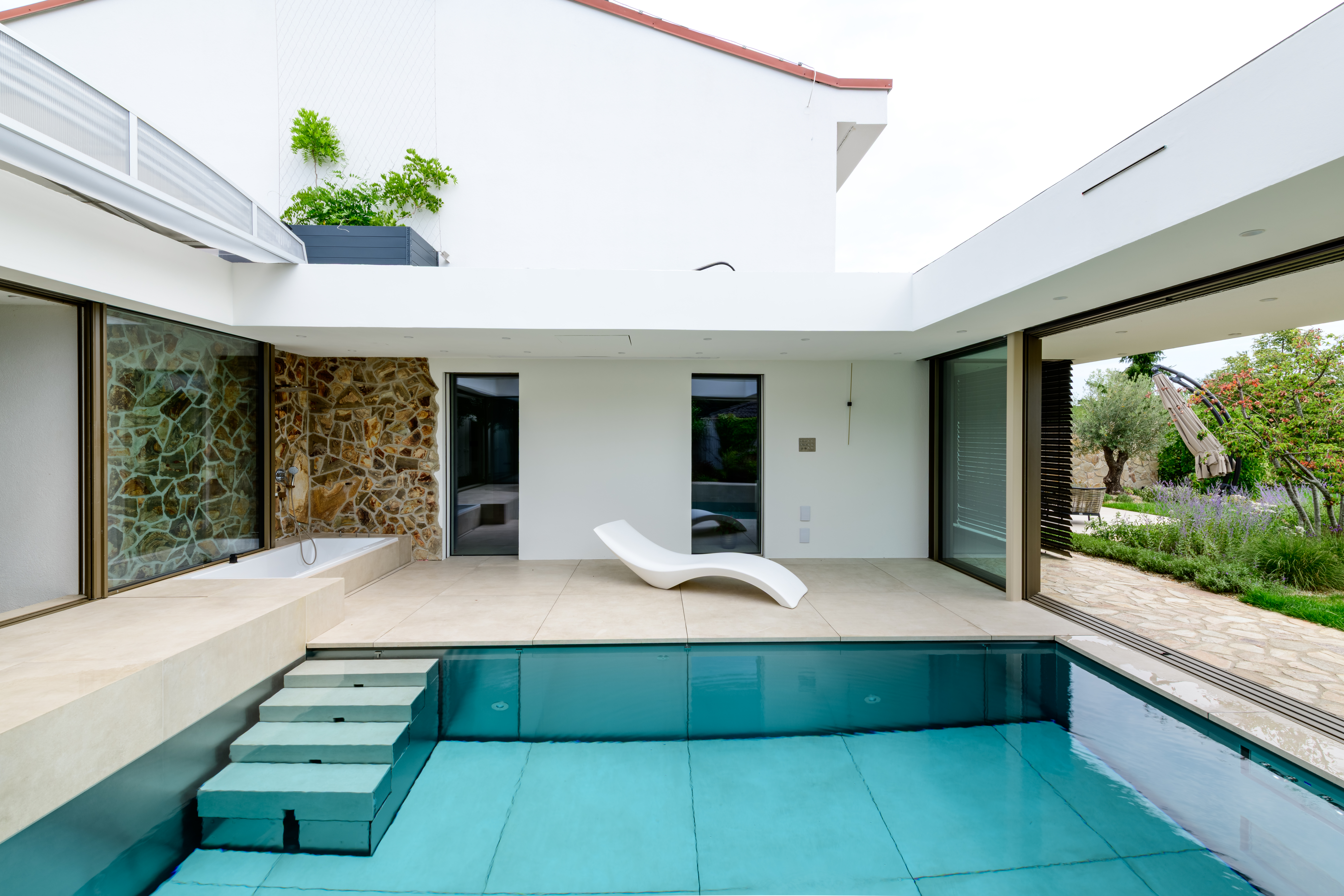 Piscina con fondo mobile in villa realizzata da Centro Italia