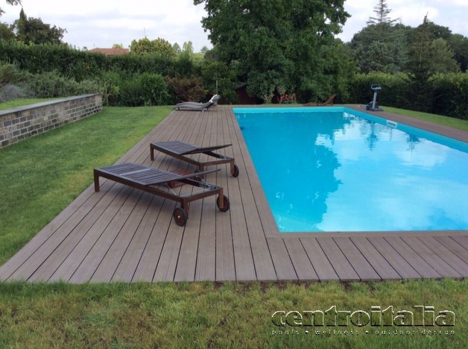 Posa di un pavimento in legno composito Greenwood Deck in prossimità di una piscina.