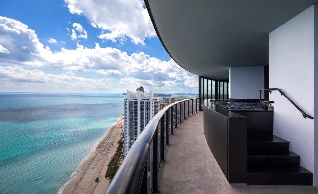 Centro Italia per Porsche Tower Apartments Pools