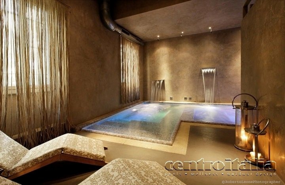 idromassaggio di lusso con cascate a parete