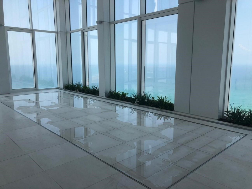 Piscina con pedana scorrevole e calpestabile di Centro Italia