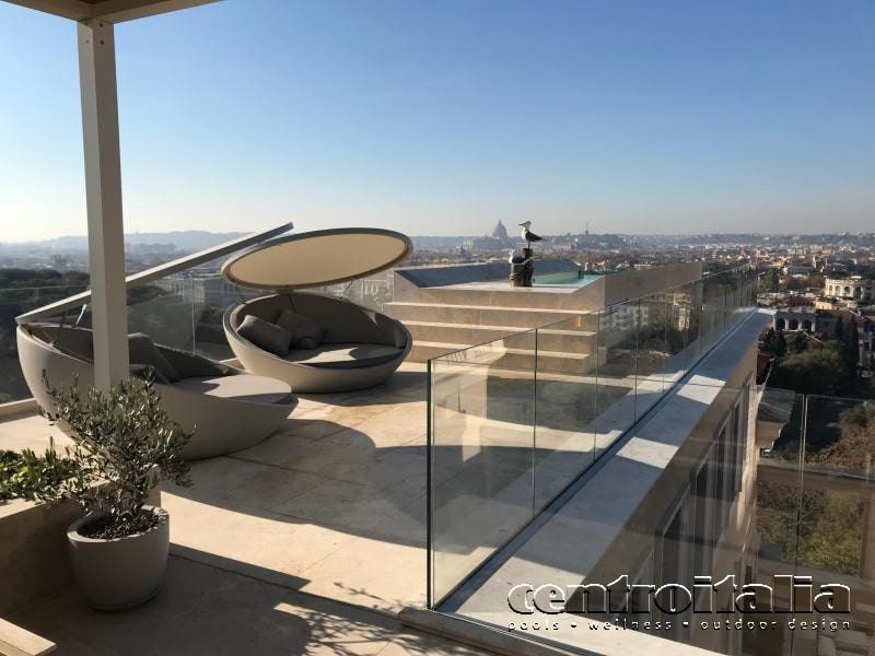 piscina di lusso in marmo fuori terra realizzata da Centro Italia su un terrazzo a Roma