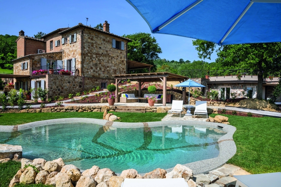 biopiscina su terreno in pendenza