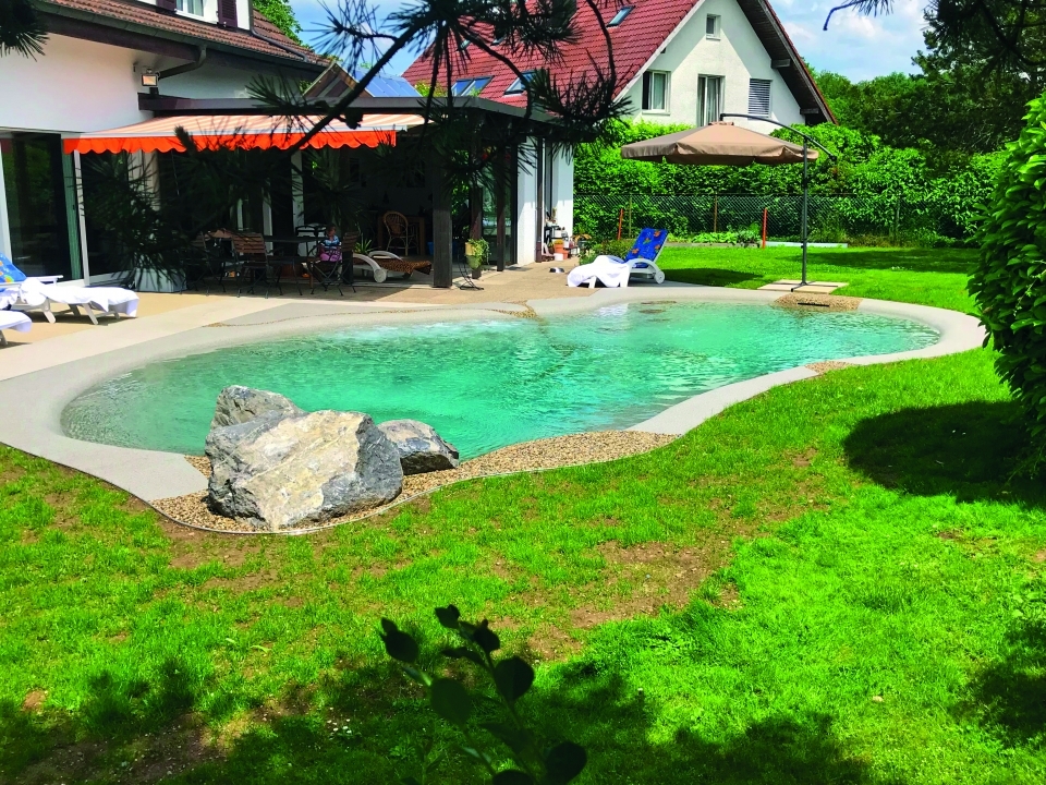 biopiscina in giardino realizzata da Centro Italia