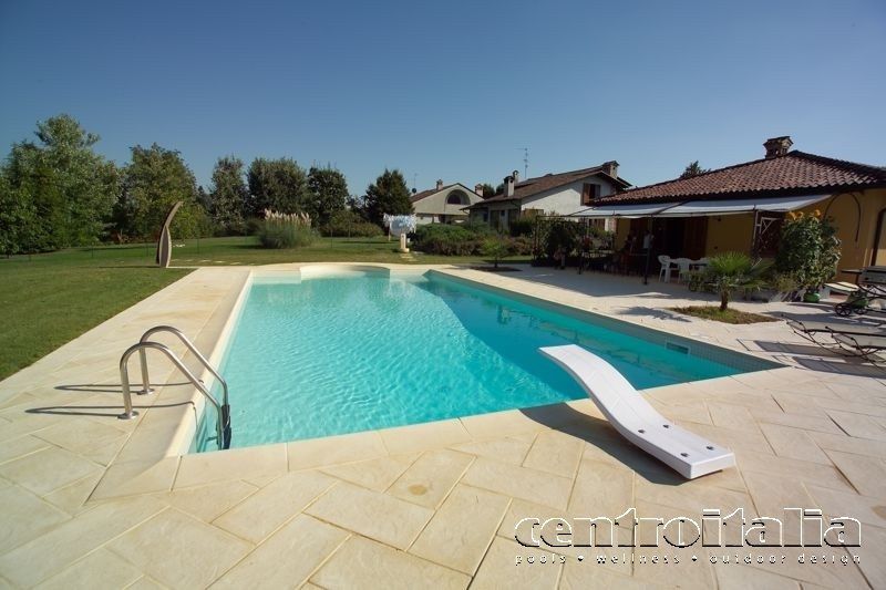 Piscina su terreno in pendenza realizzata da Centro italia nel giardino di una villa