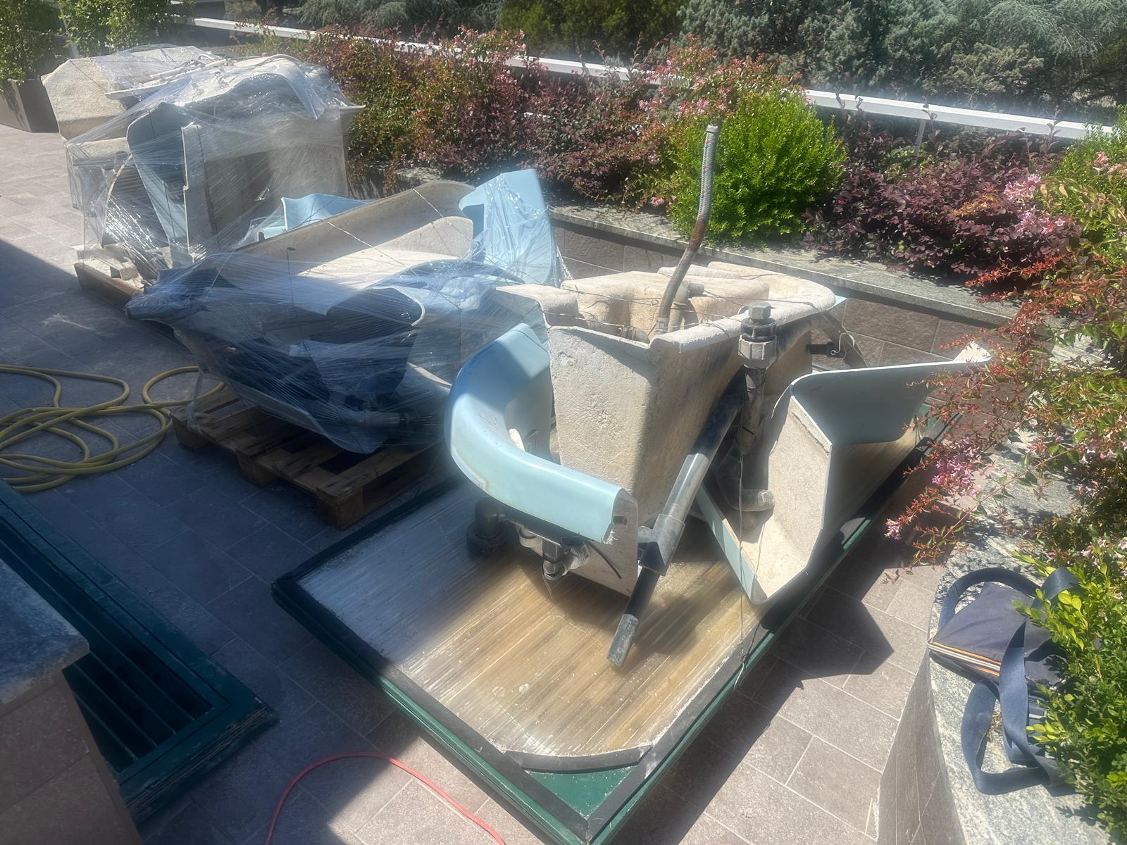 Rimozione della minipiscina idromassaggio durante la sostituzione con la nuova