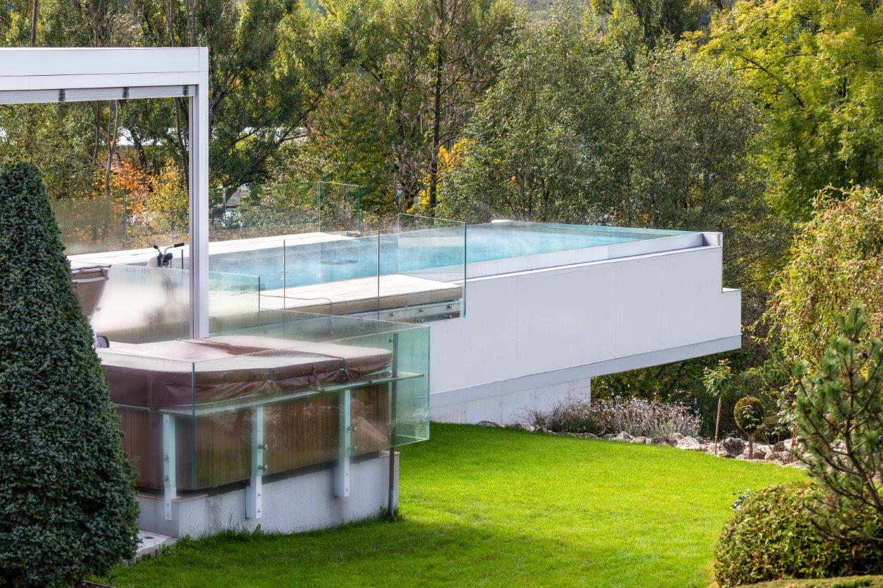 Piscina a sbalzo su tetto con vista panoramica