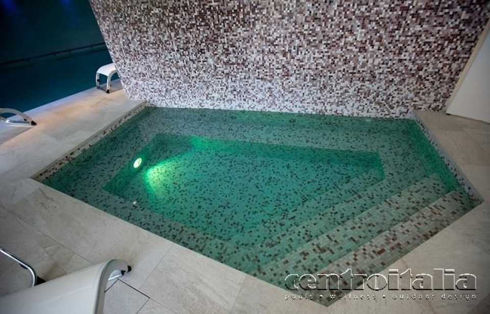 piscina fissa in marmo in un giardino piccolo