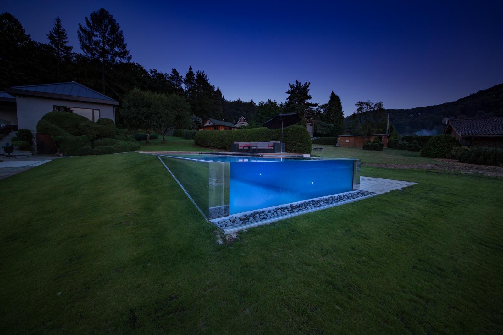 piscina in vetro su terreno con forte pendenza