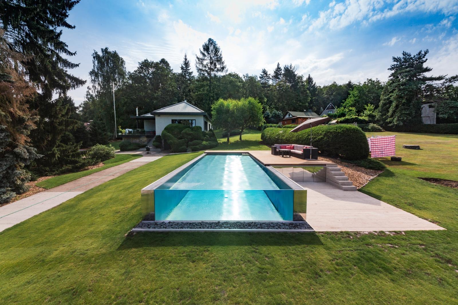 piscina in giardino su terreno scosceso